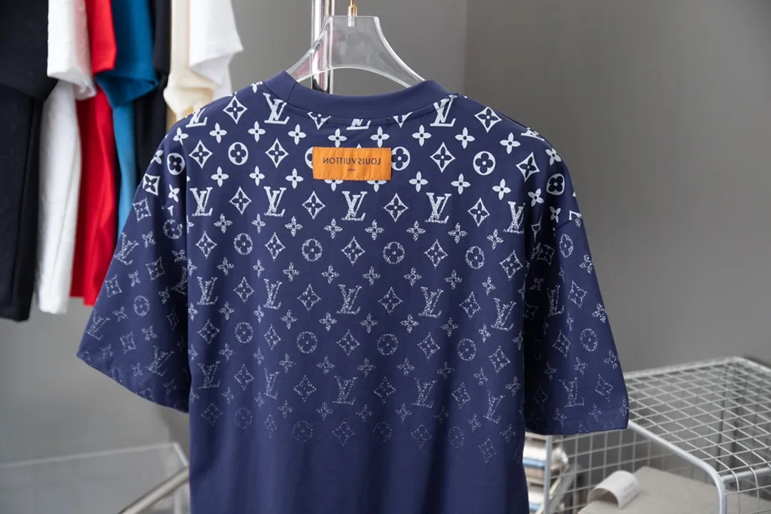 🅿️180 High-quality Lv 2025 early spring new model, MONOGRAM presbyopic gradient short-sleeved T-shirt, using digital printing technology to render pixel light and shadow for the Monogram gradient pattern, and its silk-screen texture and knitting effect complement each other. Synchronized with the official website, pure cotton fabrics at the counter! Comfortable against the skin, durable and easy to wear, meticulous original craftsmanship, custom-made 260g vat-dyed fabric, very comfortable to the touch, latest brick cabinet synchronization, OS off-shoulder version, fashionable and individual, super versatile and good-looking, very suitable for both men and women, must-have style, hang tag, collar label, washed wheat, complete with three labels S M L XL